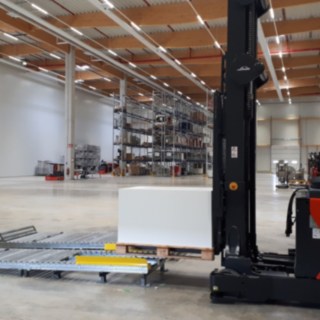 Der automatisierte Schubmaststapler R-MATIC von Linde Material Handling kann Lasten präziser abstellen und aufnehmen. Automatisierter Schubmaststapler R-MATIC von Linde Material Handling beim Abstellen einer Ware