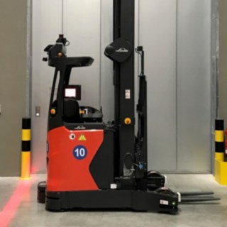 Das Red Warning Light am automatisierten Schubmaststapler R-MATIC von Linde Material Handling erhöht die Sicherheit im Lager. Red Warning Light am automatisierten Schubmaststapler R-MATIC von Linde Material Handling