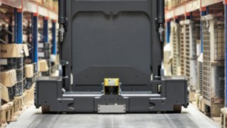 Active Stability Control (ASC) erkennt Unebenheiten von linker zu rechter Fahrspur und gleicht Stöße und Erschütterungen automatisch aus. K-Schmalgangstapler von Linde MH mit Active Stability Control (ASC)