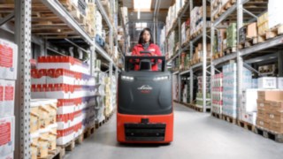 Der Kommissionierer N20 C von Linde Material Handling im Warenlager Der Kommissionierer N20 C von Linde Material Handling im Warenlager