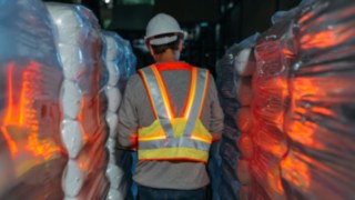 Auf der LogiMAT 2022 präsentieren wir Ihnen unsere neuesten Sicherheitslösungen. Mitarbeiter trägt die Linde Safety Vest