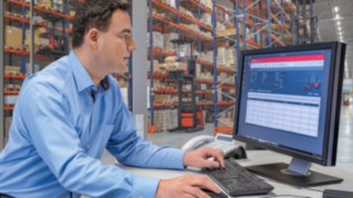 Flottenmanagement einfach und überall - mit der Linde connect cloud Flottenmanager sitzt vor Bildschirm mit der Linde connect Flottenmanagement-Lösung
