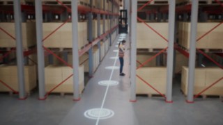 Animation einer Mitarbeiterin in Schutzweste im Schmalganglager sowie der Sicherheitszonen für die Personenerkennung