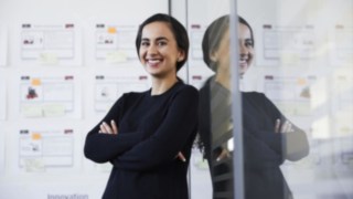 zufriedene Linde Mitarbeiterin zufriedene Linde Mitarbeiterin