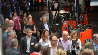 Energiesysteme als ein Leitthema der WoMH Besucher laufen über die WoMH