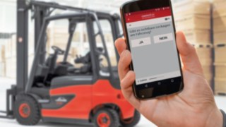 Pre-op check auf Handy für das einchecken vor Arbeitsbeginn Pre-op check auf Handy für das einchecken vor Arbeitsbeginn