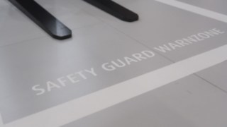Stapler und Fußgänger werden mit den Sender- und Empfängereinheiten des Safety Guards ausgerüstet Stapler und Fußgänger werden mit den Sender- und Empfängereinheiten des Safety Guards ausgerüstet