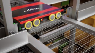Die Shuttles des S-MATIC cube können problemlos unter den Paletten hindurchfahren und können sich so schnell im Lager bewegen. Ein Shuttle auf einer Kanalgasse