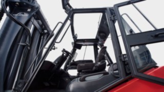 Große Glasflächen bieten dem Fahrer in alle Richtungen klare Sicht. Große Glasflächen in der Fahrerkabine der E-Schwerlaststapler von Linde Material Handling ermöglichen klare Sicht.