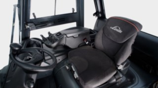 Maximaler Komfort und gesundheitsschonende Arbeitsbedingungen für den Fahrer. Die komfortable Sitzposition der E100 – E180 Reihe im Detail.