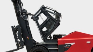 Die kippbare Kabine der E-Schwerstapler ermöglicht eine schnelle Wartung. Die kippbare Kabine des E160 von Linde Material Handling bringt alle wichtigen Bauteile zum Vorschein.