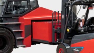 Die Batterien lassen sich innerhalb von Minuten austauschen. Der E30 von Linde Material Handling tauscht schnell und präzise die Batterie aus.