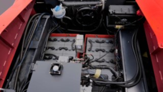 Durch drahtlose Datenübertragung lassen sich die E-Schwerlaststapler ins Flottenmanagementsystem integrieren. Der Blick ins Innere der Elektroschwerlaststapler von Linde Material Handling.