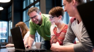 Schulung bei der Beutlhauser Akademie Teilnehmer einer Schulung am Laptop