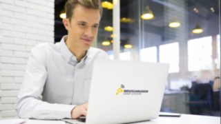 Individuelle Softwarelösung von Beutlhauser Mitarbeiter am Laptop