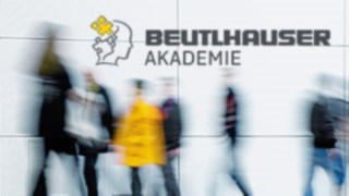 Beutlhauser Akademie Person mit Laptop im Seminar der Beutlhauser Akademie
